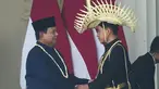 Presiden Prabowo Subianto bersalaman dengan Wakil Presiden Gibran Rakabuming Raka dalam upacara pengibaran bendera memperingati HUT ke-81 kemerdekaan RI di Istana Merdeka, Jakarta, Indonesia, Senin, 17 Agustus 2026. (Foto AP/Tatan Syuflana)