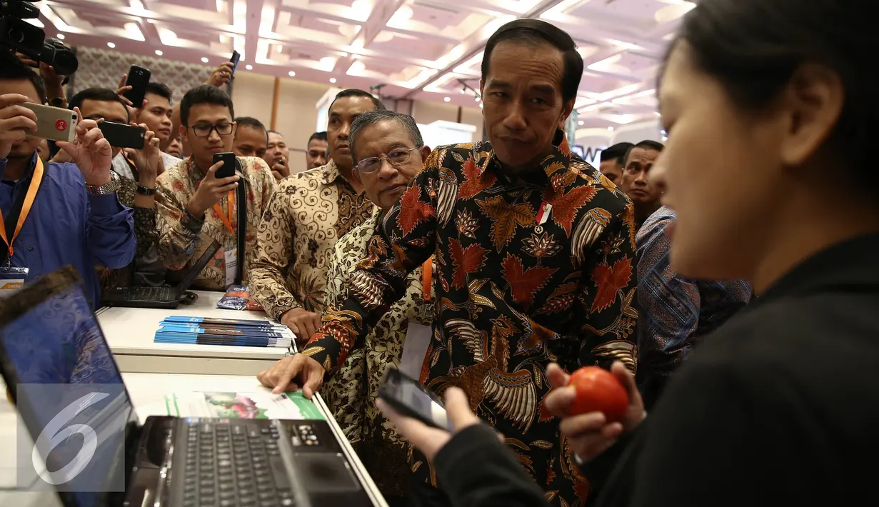 Presiden Joko Widodo melihat-lihat booth fintech usai meresmikan pembukaan Indonesia Fintech Festival & Conference di Tangerang, Selasa (30/8). Fintech merupakan industri jasa keuangan berbasis teknologi digital. (Liputan6.com/Faizal Fanani)