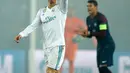 Pemain Real Madrid, Cristiano Ronaldo merayakan gol  ke gawang PSG pada leg kedua babak 16 besar Liga Champions, Rabu (7/3). Ronaldo tercatat sudah mencetak gol dalam sembilan pertandingan di Liga Champions musim ini secara beruntun. (AP/Francois Mori)