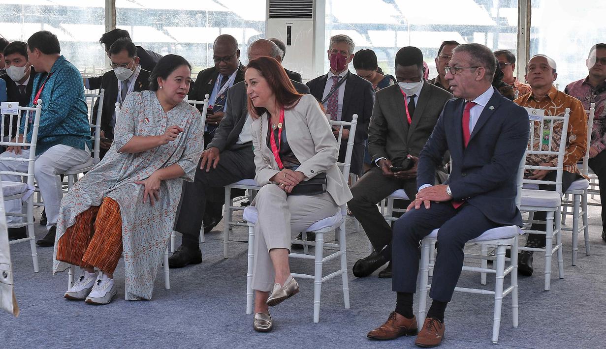 Ketua DPR Puan Maharani (kiri depan) bersama Delegasi Parlemen Italia Paola Taverna (tengah depan) dan Presiden InterParliamentary Union Duterte Pacheco saat akan melakukan penanaman pohon bersama para delegasi yang hadir pada acara P20 di Taman Energi, Kompleks Parlemen MPR/DPR-DPD, Senayan, Jakarta, Jumat (7/10/2022). Penanaman pohon ini merupakan rangkaian The 8th G20 Parliamentary Speakers’ Summit (P20) yang hari ini merupakan penutupan. (Liputan6.com/Angga Yuniar)