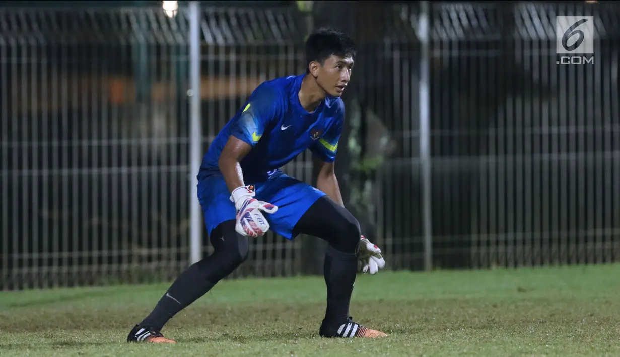 Penjaga gawang Timnas Indonesia U-19, Gianluca Pagliuca Rossy saat mengikuti latihan di Lapangan A Kompleks GBK, Jakarta, Kamis (22/3). Gianluca Pagliuca Rossy resmi dikontrak Persija selama dua tahun. (Liputan6.com/Helmi Fithriansyah)