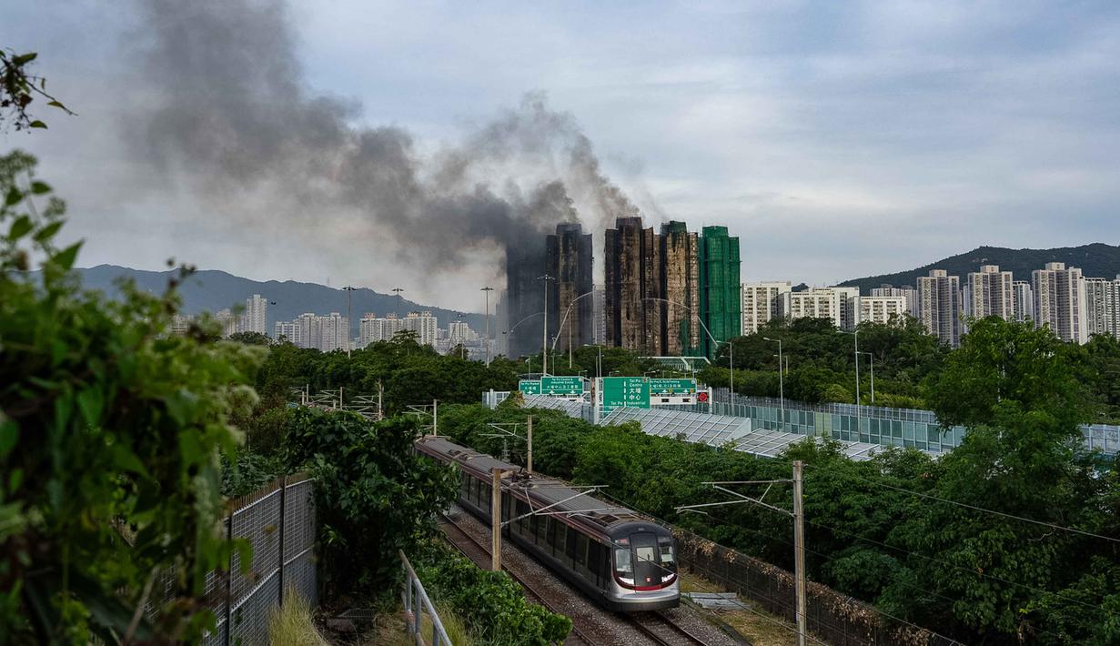 Insiden ini menjadi salah satu kebakaran terbesar yang pernah terjadi di Hong Kong dalam beberapa tahun terakhir. Tampak dalam foto, asap mengepul setelah kebakaran terjadi di Wang Fuk Court, sebuah perumahan di distrik Tai Po, Wilayah Baru Hong Kong, Kamis 27 November 2025. (AP Photo/Chan Long Hei)