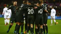 Para pemain Manchester City merayakan gol ke gawang Swansea City pada laga Premier League di Stadion Liberty, Swansea, Rabu (13/12/2017). (AFP/Geoff Caddick)