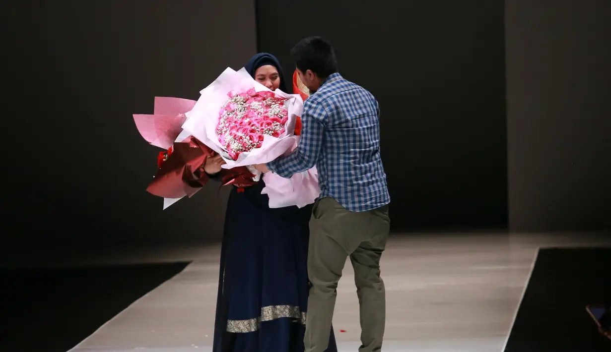 "Dan tentunya coat relatif selalu abadi digunakan dalam segala suasana. Koleksi yang saya bawa di JFW ini, desain sangat simple. Saya bermain di tabrak motif. Saya juga pakai bahan yang tebal dan kaku seperti jaqcuard," kata Oki Setiana Dewi.