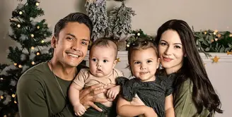 Sambut perayaan Natal, aktor Randy Pangalila menjalani sebuah pemotretan bersama keluarga kecilnya. [Foto: IG/@creatinkmoments]