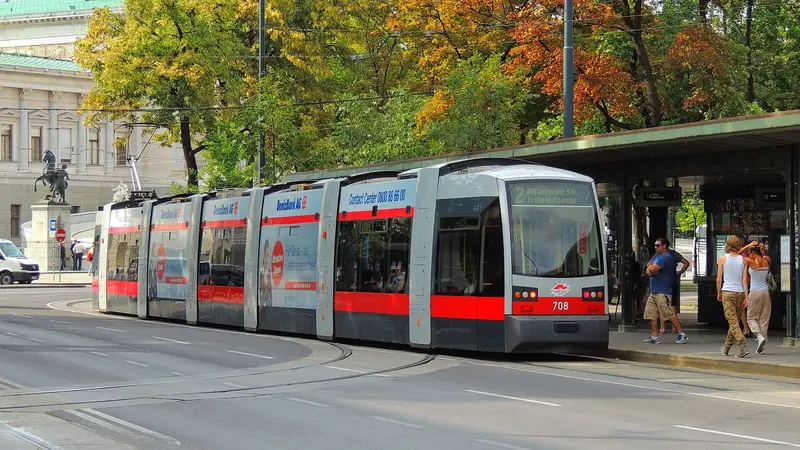 Ilustrasi trem, transportasi umum di Austria.