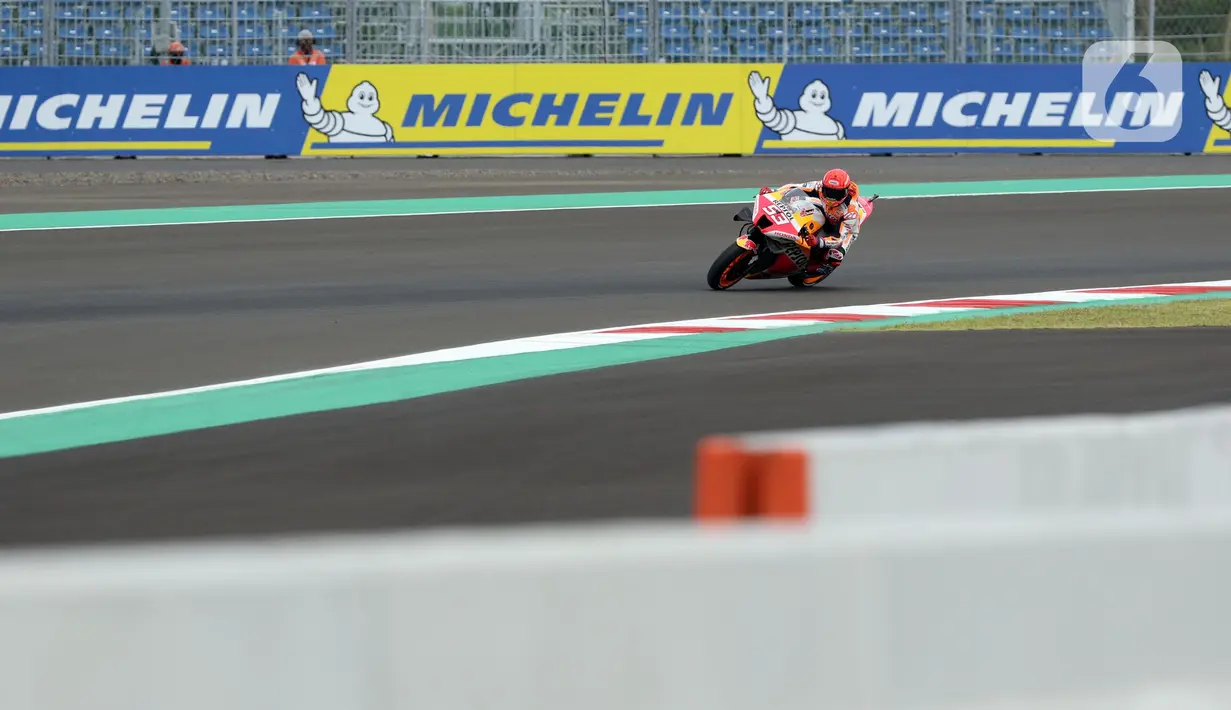 Pembalap Repsol Honda Team, Marc Marquez saat sesi kualifikasi MotoGP di Pertamina Mandalika International Street Sirkuit, Nusa Tenggara Barat, Sabtu (22/3/2022). (Liputan6.com/Helmi Fithriansyah)