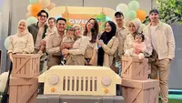 Ulang tahun pertama Qwenzy digelar meriah bersama keluarga dan teman dekat. Kesha Ratuliu mengundang para sahabat yang tergabung dalam geng Mamayu. Suasana pun seketika heboh dengan kehadiran mereka. Di antaranya, Dinda Hauw, Rey Mbayang, Syifa Hadju, Shania Indriyani, Alkhafie, Margin Wieheerm dan Ali Syakieb. (Liputan6.com/IG/@shaniaindryn)