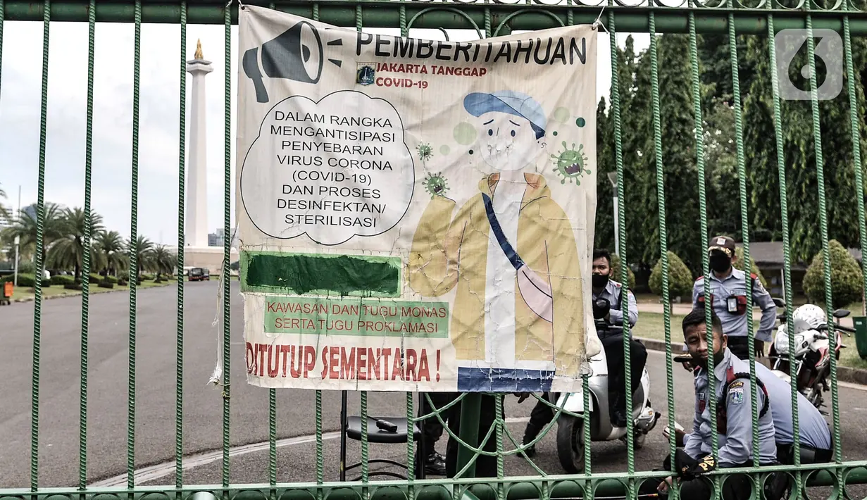 Petugas keamanan berjaga di gerbang masuk Monumen Nasional (Monas), Jakarta, Minggu (15/11/2020). Menurut petugas keamanan, saat ini kawasan Monas masih ditutup untuk umum hingga waktu yang belum ditentukan guna mencegah penyebaran Covid-19. (merdeka.com/Iqbal S Nugroho)