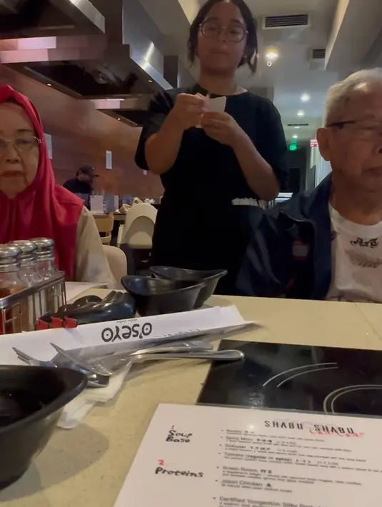 Gaya Cinta Rahmania saat bekerja disebuah restoran. Yang biasanya ikut makan bersama dengan keluarga, kini Cinta melayani adik, orangtua hingga kakek dan neneknya. [instagram/king_uyakuya]