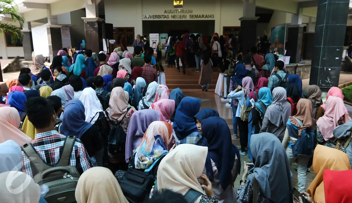 Antrean peserta yang akan melakukan registrasi pada hari kedua EMTEK Goes To Campus (EGTC) 2017 di Universitas Negeri Semarang, Jawa Tengah, Kamis, (6/4). Ini merupakan hari terakhir acara EGTC 2017 digelar di kota Semarang. (Liputan6.com/Yoppy Renato)