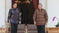 Presiden Joko Widodo (Jokowi) mengajak Presiden keenam RI Susilo Bambang Yudhoyono (SBY) berbincang santai di beranda Istana Merdeka, Jakarta, Kamis (9/3). Sebelumya, Jokowi dan SBY menggelar pertemuan tertutup di dalam Istana. (Liputan6.com/Angga Yuniar)