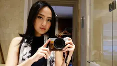 PJ dikenal sebagai salah satu artis berbakat. Meski 7 Icons sudah bubar, karier wanita asal Surabaya ini masih terus berlanjut. Penampilannya juga semakin stylish. Kini ia tampil kasual dengan tank top turtleneck yang dipadukan dengan scarf bermotif. (Liputan6.com/IG/@nyonyahpjofficial)
