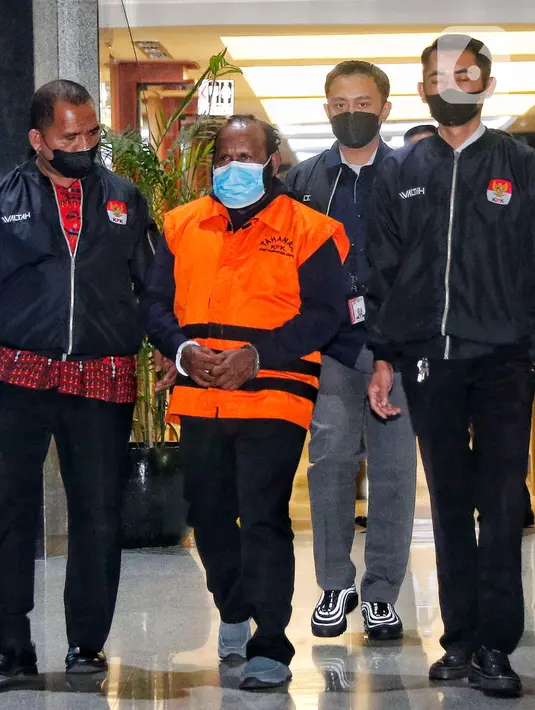 Bupati nonaktif Mamberamo Tengah Ricky Ham Pagawak, berjalan menuju mobil tahanan usai menjalani pemeriksaan di Gedung Merah Putih KPK, Jakarta, Senin (20/2/2023). KPK sempat kesulitan memproses hukum Ricky Ham Pagawak lantaran yang bersangkutan kabur saat hendak ditangkap pada Juli 2022 lalu. (Liputan6.com/Angga Yuniar)