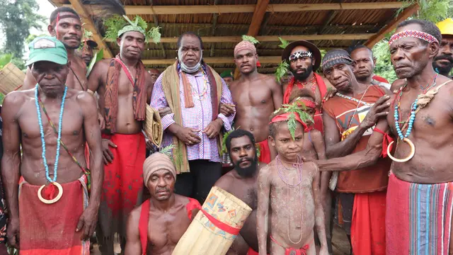 Bupati Johny Kamuru bersama masyarakat adat
