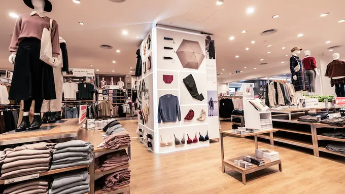 Melihat Proses Pembuatan Pakaian Berkualitas dari Instalasi Seni dan Teknologi UNIQLO