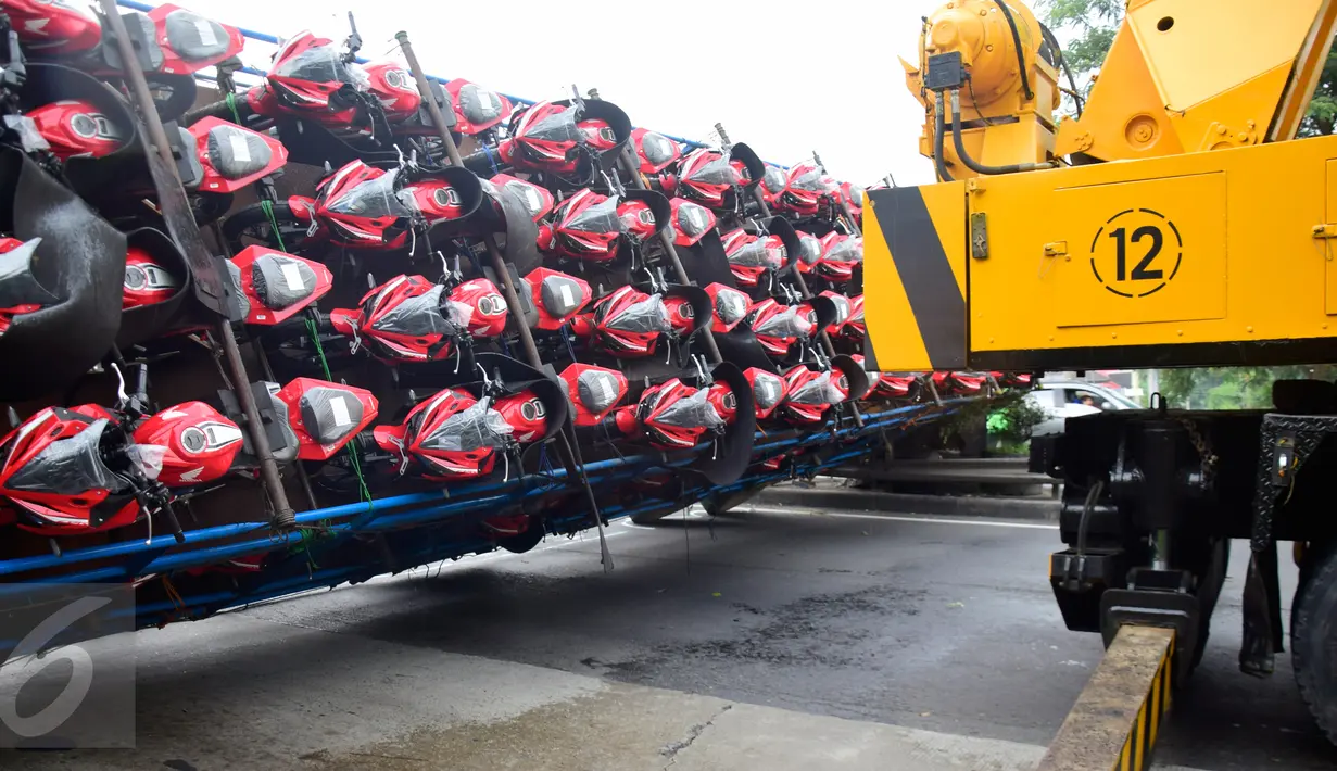 Truk pengangkut puluhan sepeda motor sport  terguling dengan posisi melintang di Ruas Tol  KM 10 Kota Semarang, Jawa Tengah, Senin (6/3). (Liputan6.com/Gholib)