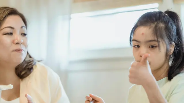 Anak Menikmati Makanan