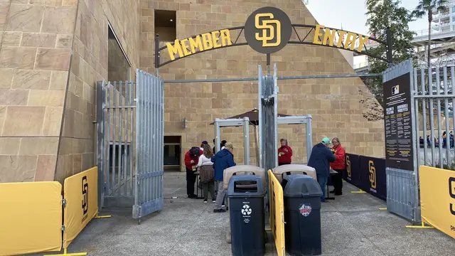 Salah satu gerbang masuk Petco Park, markas klub bisbol San Diego Padres
