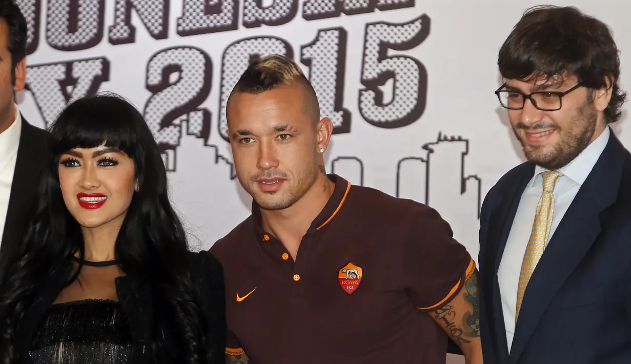  Pemain AS Roma, Radja Nainggolan (tengah) berpose bersama Julia Perez (kiri) dan Wakil Dubes Italia, Alessandro Garbellini, dalam konferensi pers kedatangan AS Roma di Jakarta. (24/72015). (EPA/ADI WEDA)