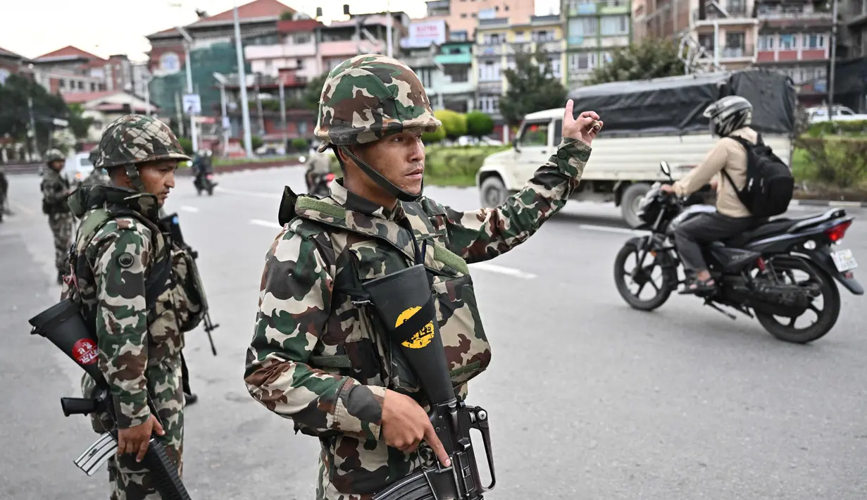 Untuk menekan kerusuhan, militer Nepal mengambil alih operasi keamanan nasional, memberlakukan jam malam dan membatasi aktivitas warga di berbagai wilayah. (Pedro Pardo/AFP)