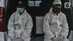 Tim medis mengenakan baju hazmat saat menunggu antrean pemakaman di TPU Pondok Ranggon, Jakarta, Kamis (24/9/2020). Jumlah kumulatif kasus Covid-19 di Indonesia mencapai 262.022 orang per Kamis (24/9) dengan 191.853 orang dinyatakan sembuh dan 10.105 orang meninggal dunia (merdeka.com/Iqbal Nugroho)