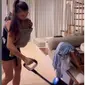 Jennifer Bachdim Tidurkan Anaknya Sambil Bersihkan Rumah dan Masih Sempat Bikin Konten. foto: Instagram @jenniferbachdim