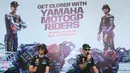 Dua pebalap Monster Energy Yamaha, Alex Rins (kiri) dan Fabio Quartararo, saat mengunjungi SMAN 2 Mataram, Kota Mataram, Nusa Tenggara Barat (NTB), Rabu (1/10/2025). (Bola.com/M Iqbal Ichsan)