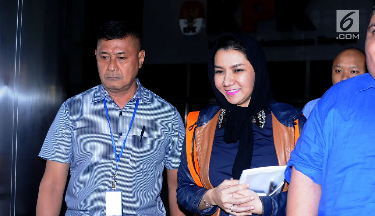 Bupati Kukar, Rita Widyasari (kanan) usai diperiksa di gedung KPK, Jakarta, Selasa (10/10). Rita diperiksa sebagai tersangka dugaan korupsi pemberian izin perkebunan kelapa sawit di Desa Kupang Baru, Kaltim. (Liputan6.com/Helmi Fithriansyah)