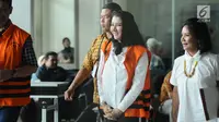Bupati Kukar nonaktif, Rita Widyasari (kedua kanan) usai menjalani pemeriksaan di gedung KPK Jakarta, Jumat (19/1). Rita diperiksa sebagai tersangka dugaan TPPU senilai Rp 436 miliar terkait izin perkebunan kelapa sawit. (Liputan6.com/Helmi Fithriansyah)