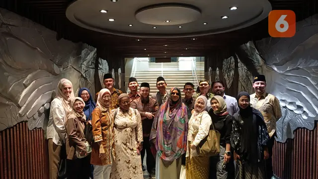 Delegasi AIMEP 2025 berfoto bersama di salah satu sudut Masjid Istiqlal yang penuh sejarah dan arsitektur, Jakarta, Jumat (19/9/2025)
