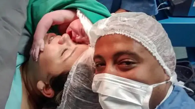 [Bintang] Baru Lahir, Bayi Ini Langsung Cium dan Peluk Ibunya