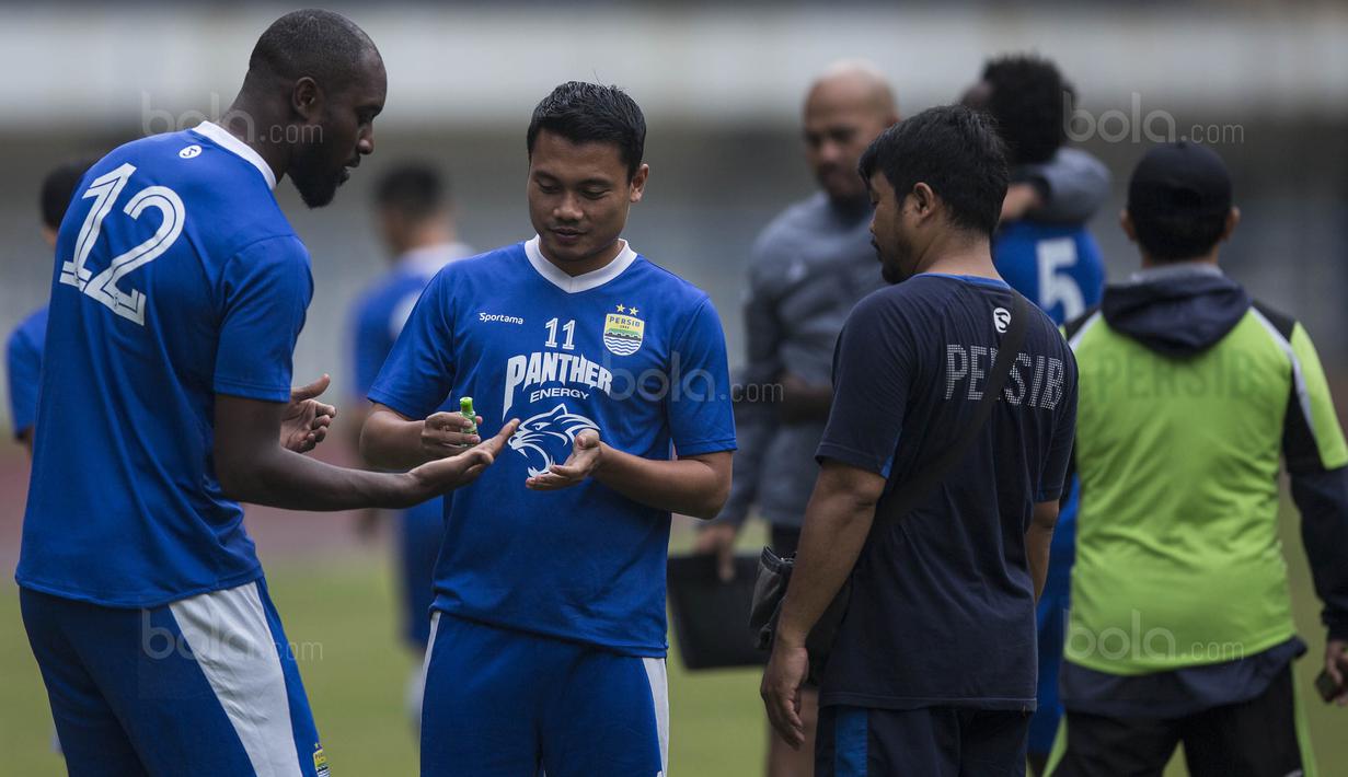 1. Striker Persib asal Inggris, Carlton Cole meminta minyak kayu putih kepada Dedi Kusnandar sebelum memulai latihan. (Bola.com/Vitalis Yogi Trisna)
