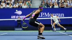 Petenis Spanyol, Rafael Nadal mengembalikan tembakan ke Daniil Medvedev dari Rusia pada babak final AS Terbuka 2019 di New York, Minggu (8/9/2019). Nadal menjadi juara melalui pertarungan lima set 7-5, 6-3, 5-7, 4-6, dan 6-4. (AP Photo/Eduardo Munoz Alvarez)