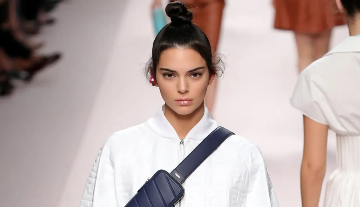 North sendiri terlihat seperti versi mini Kendall Jenner saat berpose di catwalk. (Entertainment Tonight)