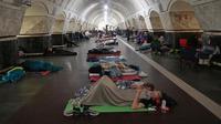 Orang-orang beristirahat di sebuah stasiun kereta bawah tanah, yang digunakan sebagai tempat perlindungan bom, selama serangan Rusia di Kyiv, Ukraina, Kamis dini hari, 10 Juli 2025. (AP Photo/Efrem Lukatsky)