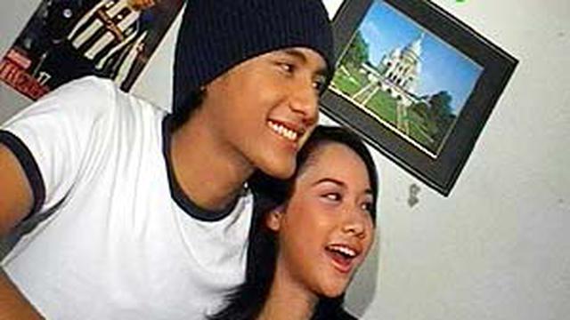 Bunga Dan Hengky Beradegan Romatis Showbiz Liputan6 Com