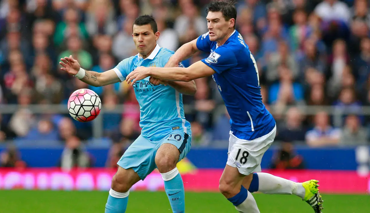 Penyerang Manchester City, Sergio Aguero (kiri) beradu bola dengan Gelandang Everton Gareth Barry pada pertandingan Liga Premier Inggris di Stadion Goodison Park, Inggris, Minggu (24/8/2015). Ciry kokoh di puncak klasemen. (Reuters/Jason Cairnduff)