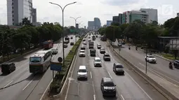 Kendaraan melintasi ruas jalan tol di Jakarta, Selasa (12/3). Badan Pengatur Jalan Tol (BPJT) Kementerian Pekerjaan Umum dan Perumahan Rakyat (PUPR) mencatat, ada 15 ruas tol yang bakal naik pada tahun ini. (Liputan6.com/Immanuel Antonius)