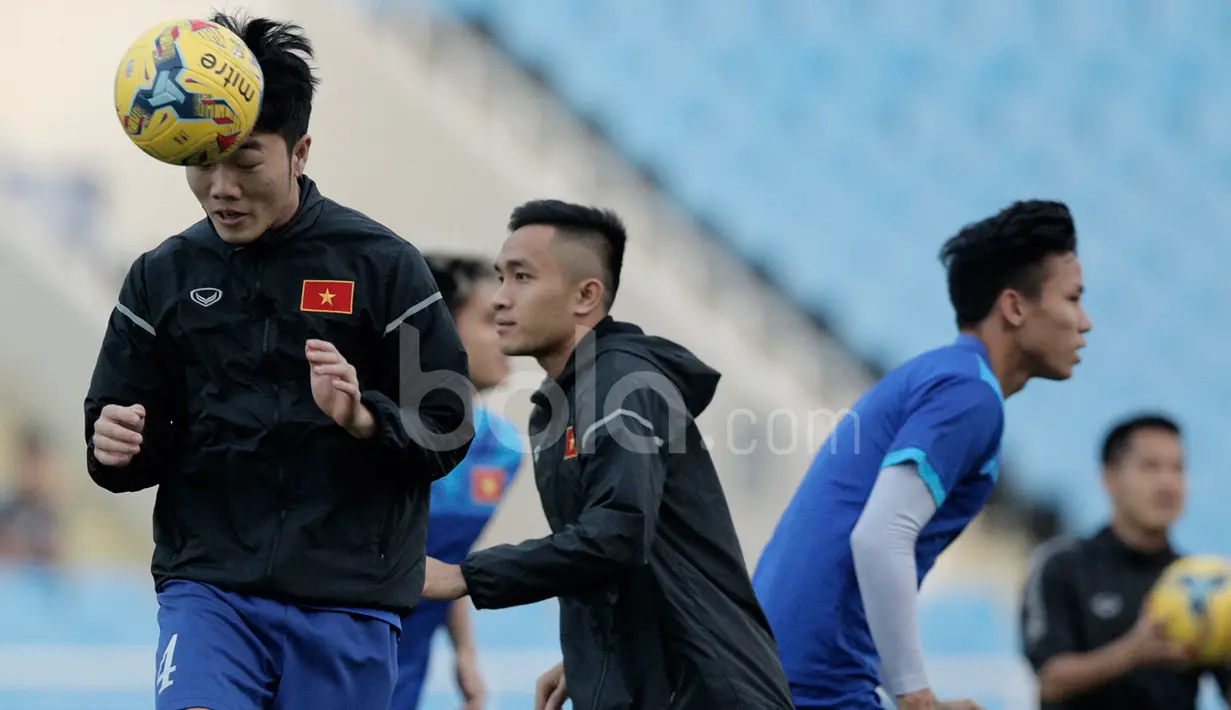 Suasana latihan Timnas Vietnam jelang lawan Indonesia dalam laga leg kedua semifinal Piala AFF 2016 di Stadion My Dinh, Hanoi, Vietnam, Selasa (6/12/2016). (Bola.com/Peksi Cahyo)