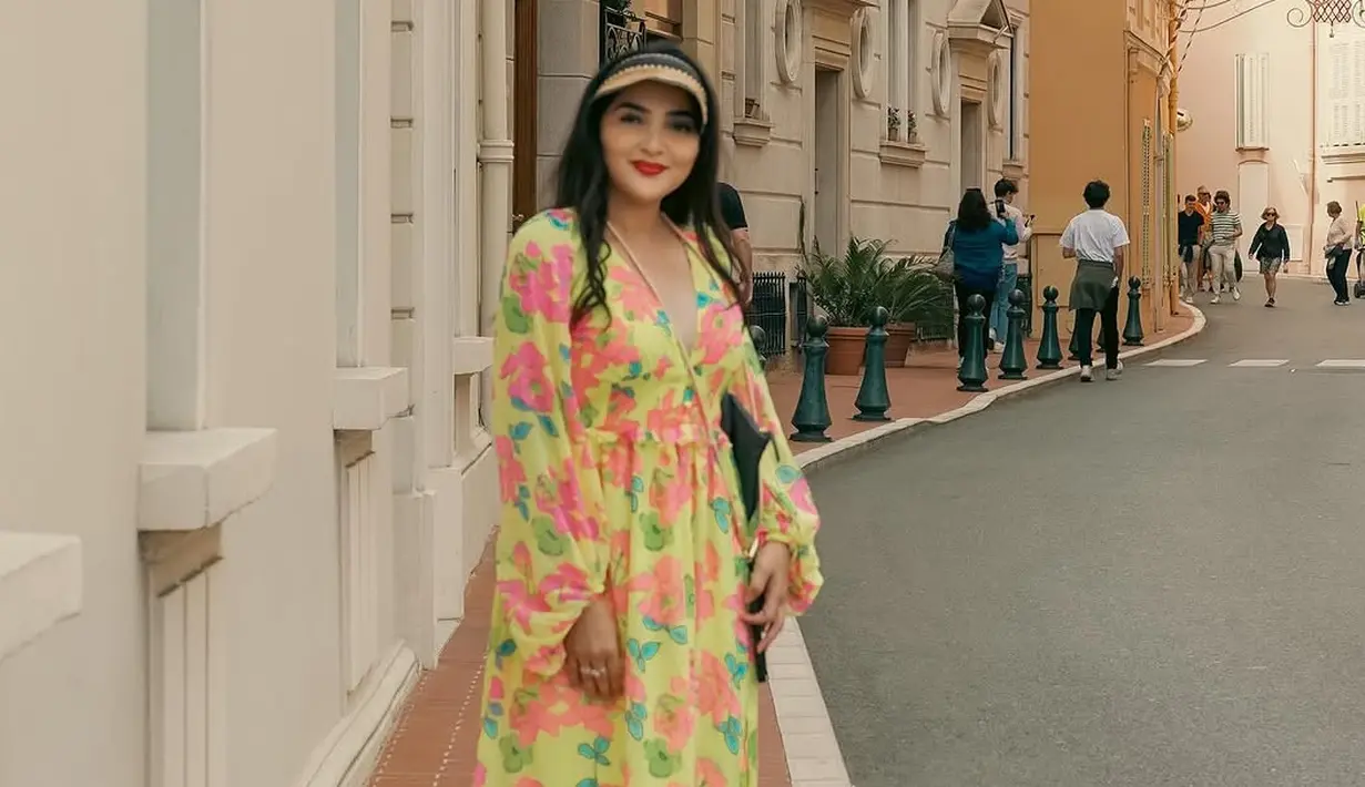 <p>Namun yang benar-benar menjadi statement utama adalah outer dramatis berbulu warna biru elektrik yang membalut tubuhnya. [@ashanty_ash].</p>