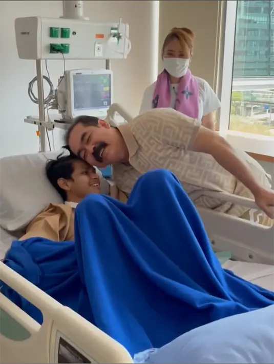 David Ozora juga tampak meminta pelukan dari Adam Suseno. Adam langsung memenuhi permintaan putra dari Jonathan Latumahina itu. "Udah ya, istirahat ya, biar cepat sembuh ya," kata Adam Suseno. "Makasih," kata David.[Instagram/inul.d]