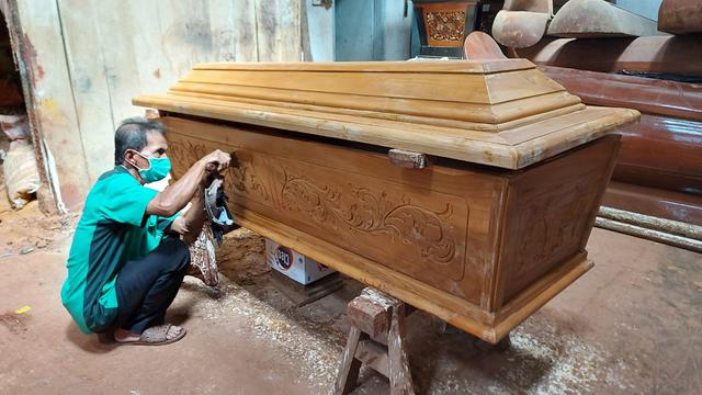 Pembuatan peti jenazah di Surabaya. (Dian Kurniawan/Liputan6.com)