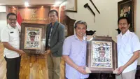 CEO Kawoong Innovation Hadi Swastono memberikan apresiasi kepada Jenderal Kembar Letjen Purn Yoedhi Swastanto (kiri) dan Letjen Purn Yoedhi Swastnono (kanan). Foto (istimewa)