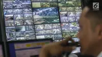 Petugas memantau kondisi lalu lintas melalui monitor kamera pengawas (CCTV) berpengeras suara di ruang Network Operation Center (NOC) Unit Pelayanan Sistem Pengendali Lalu Lintas (UP SPLL) Dishub DKI Jakarta, Kamis (5/10). (Liputan6.com/Faizal Fanani)