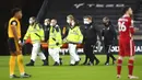 Staf medis membawa penjaga gawang Wolverhampton Wanderers Rui Patricio dari lapangan saat melawan Liverpool pada pertandingan Liga Inggris di Stadion Molineux, Wolverhampton, Inggris, Senin (15/3/2021). Liverpool menang 1-0. (AP Photo/Paul Ellis,Pool)