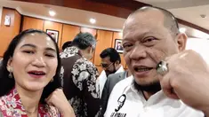 Reporter Liputan6.com Ratu A. Suryasumirat berkesempatan ngevlog bareng Ketua DPD RI La Nyalla Mattalitti. La Nyalla Mattalitti menyampaikan pesan kepada anak muda agar terus menyuarakan kebenaran.