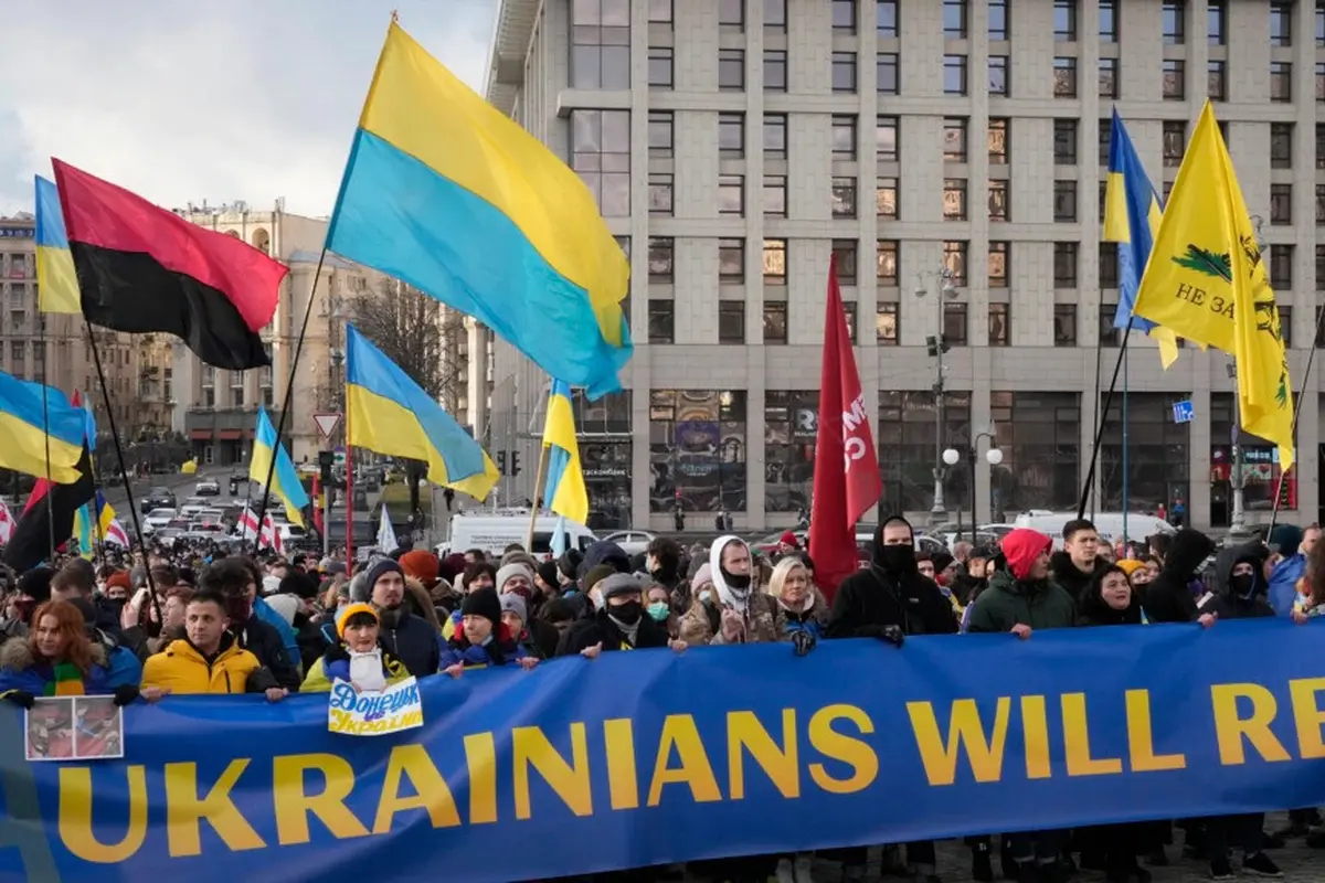 Warga Ukraina berdemo di pusat Kota Kyiv menentang kemungkinan peningkatan ketegangan antara Rusia dan Ukraina, Sabtu, 12 Februari 2022. (Foto: Efrem Lukatsky/AP Photo)