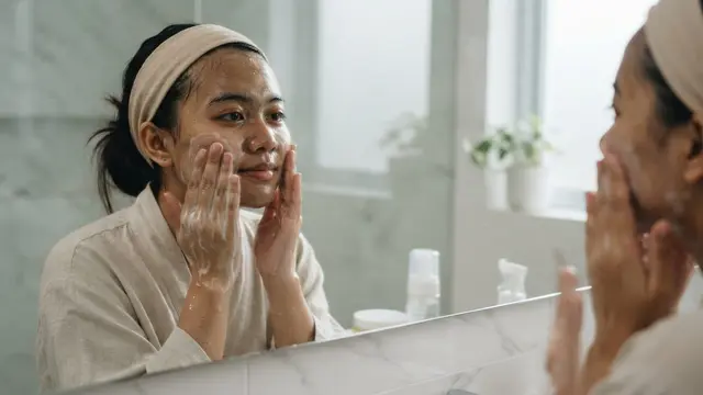 Tips Double Cleansing untuk Makeup Waterproof