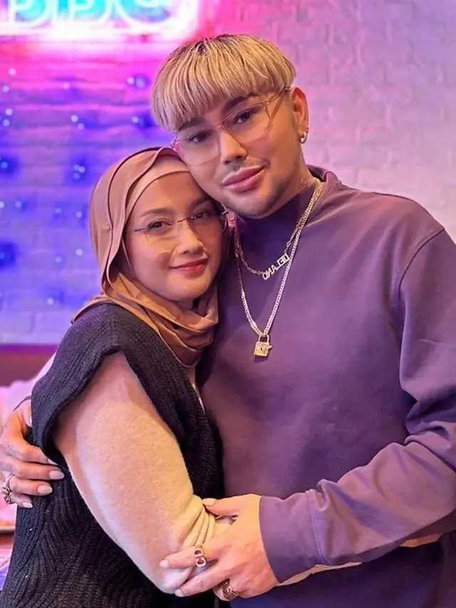 6 Momen Kebersamaan Desy Ratnasari dan Caren Delano, Jadi Sorotan Netizen